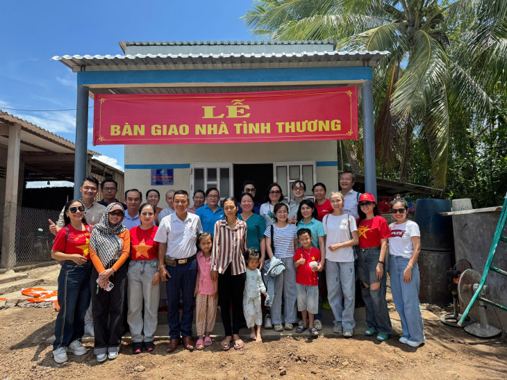 TRAO TẶNG "MÁI ẤM TÌNH THƯƠNG " CHO PHỤ NỮ NGHÈO KHÓ KHĂN NHÀ Ở