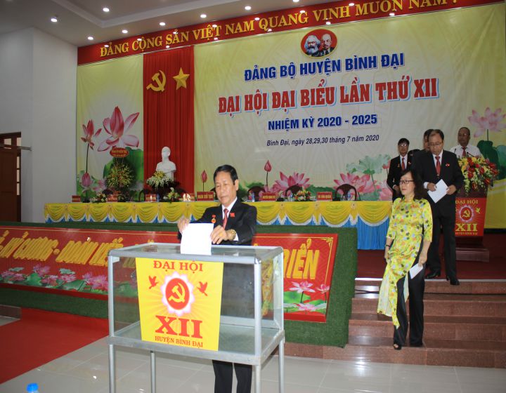 7.dai bieu tham gia bo phieu bau BCH khoa moi.jpg