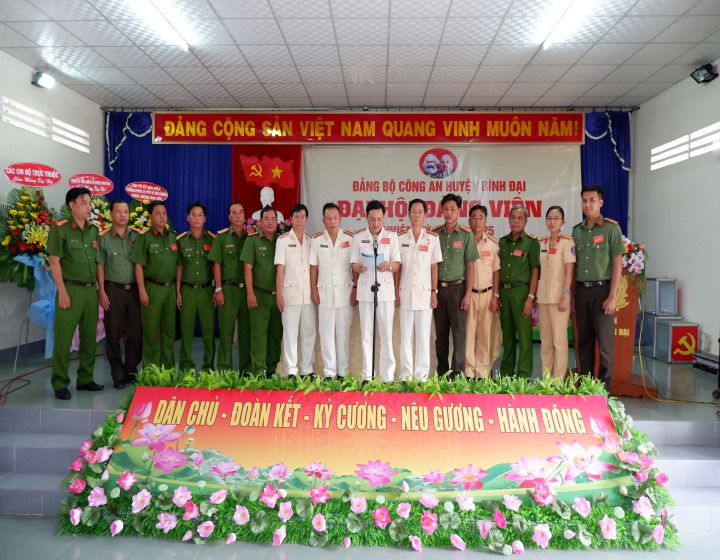 Ban chấp hành Đảng bộ Công an huyện, nhiệm kỳ 2020 - 2025 ra mắt, hạ quyết tâm.jpg