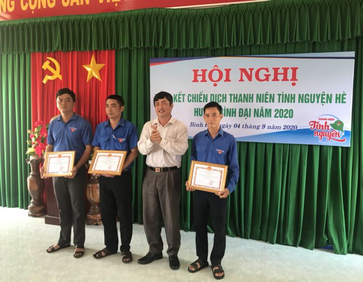 ong pham Huu Toai - Pho CTUBND khen thuong cho cac tap the.jpg