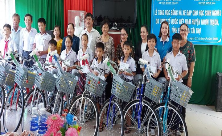 ba Lam Thi Nguyet chup hinh cung lanh dao huyen cac manh thuong quan va cac em hoc sinh nhan hoc bong hoc pham.jpg