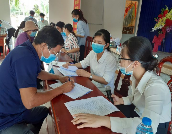 bà con ký nhận phương án bồi thường.jpg