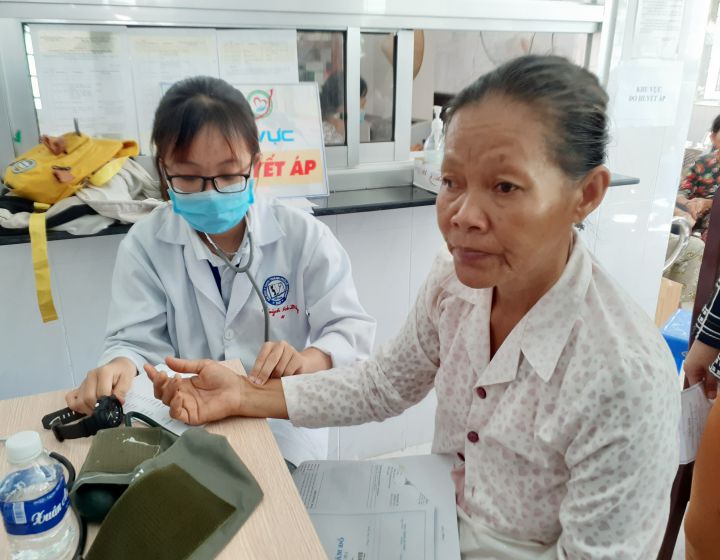 khám bệnh cho gia đình chính sách.jpg